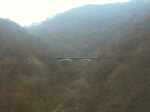 めがね橋から、新しい線の橋が見えます。こちらももはや列車は走りません… めがね橋から、新しい線の橋が見えます。こちらももはや列車は走りません…